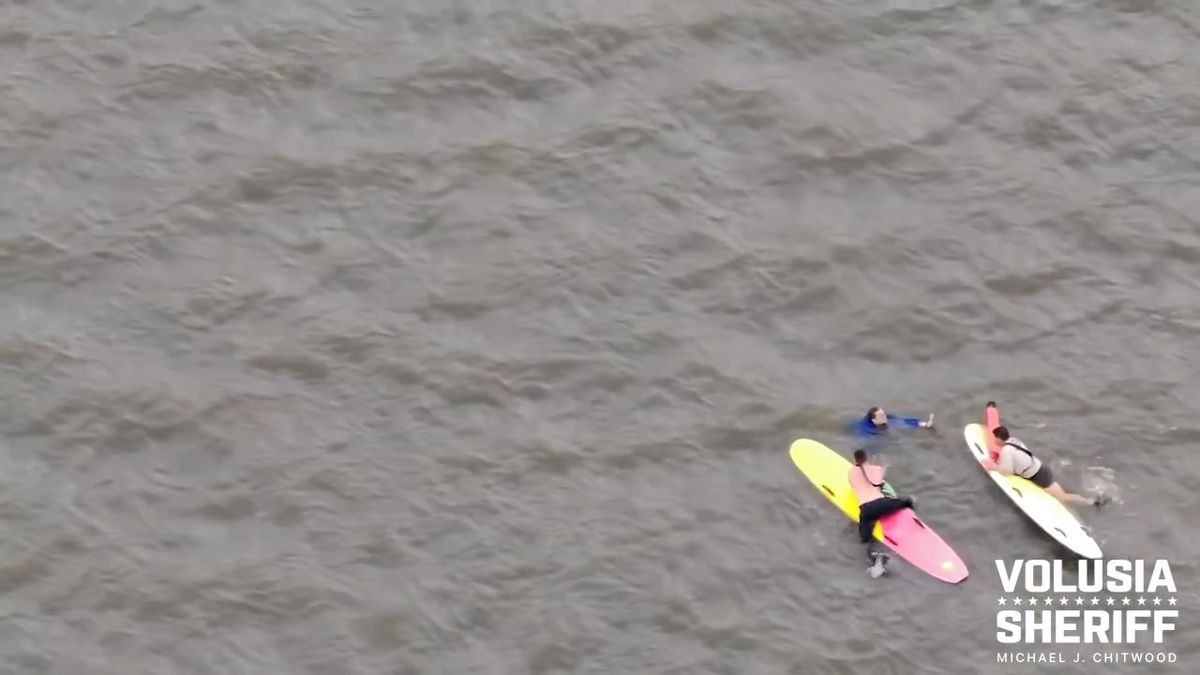 Pobuda na Floridě před policisty utekl do vody, dostihli jej na paddleboardech